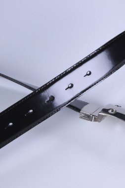 Beyaz arkaplanda siyah deri kemer