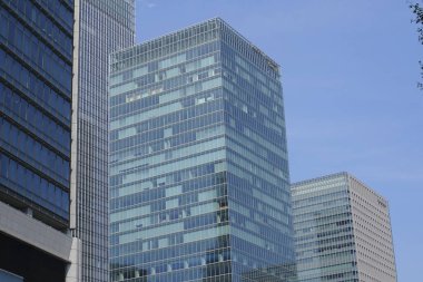 Yüksek binalar ve mavi gökyüzü - Tokyo, Japonya