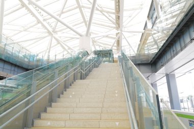 Takanawa Gateway İstasyonu 'ndaki merdivenler, Minato, Tokyo, Japonya' daki tren istasyonu.