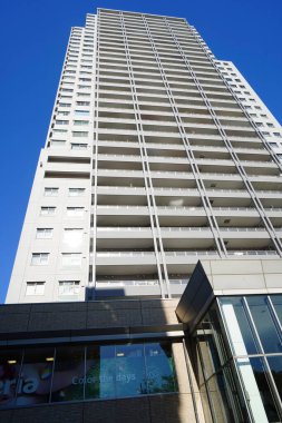 Mavi gökyüzü üzerinde modern apartman 