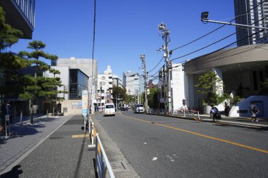 Japon şehrinin modern mimarisi, gündüz görüşü  