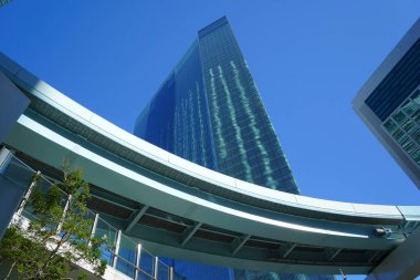 Güneşli bir günde modern şehir mimarisi. Gökdelenlerin mavi gökyüzüne bakışı