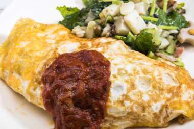 Sos ve sebzeli omlet manzarasını kapat. 