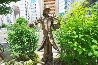 Parktaki tarihi taş heykel manzarası