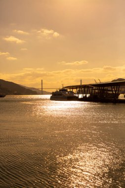 Nagasaki Limanı 'nda gün batımı turuncu saati, tekneli liman.. 