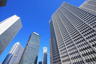 Yüksek binalar ve mavi gökyüzü - Tokyo, Japonya