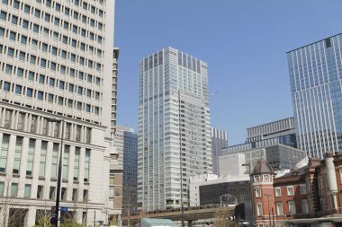 Yüksek binalar ve mavi gökyüzü - Tokyo, Japonya