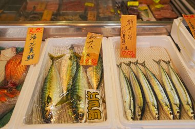 Japonya 'daki pazarda balık ve deniz ürünleri satılıyor. 