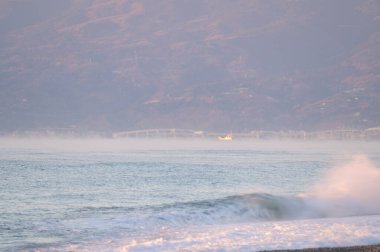kayalık bir kıyıda çökmesini dalgaları