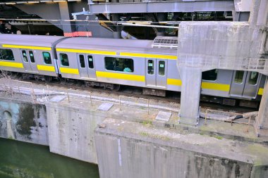 İstasyondaki tren raylarında