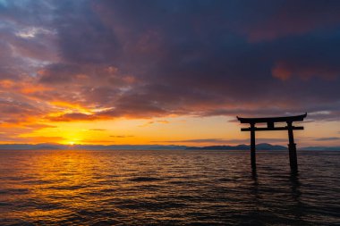 Denizin üzerinde güzel bir gün batımı 