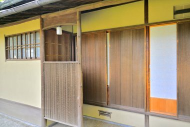 Köy sokağı eski Japon evleriyle dolu.