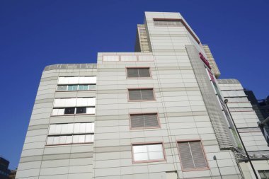 Modern bir binanın ön cephesi.