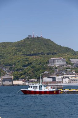 Nagasaki Limanı. Gemili feribot terminali. Gündüz fotoğrafı. Japonya 