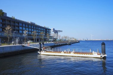 Rıhtımı Yüzen İskele, Bağlanma Sütunları ve Mavi Gök olan Modern Daire veya Ticari Bina