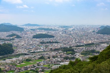 Japon şehrinin modern mimarisinin gündüz görüşü