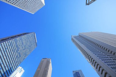 Yüksek binalar ve mavi gökyüzü - Tokyo, Japonya