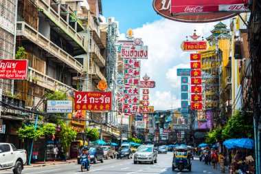 Yaowarat Yolu 'ndaki canlı sokak sahnesi, Bangkok' un Çin Mahallesi, Tayland 'ın ana arteri.