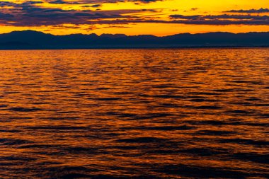 Güzel bir deniz manzarası. Manzaralı gün batımı Denizin üzerinde            