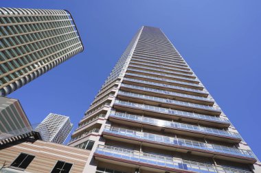 Yüksek binalar ve mavi gökyüzü - Tokyo, Japonya