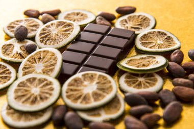 Arkaplanda kurutulmuş limonlu çikolata