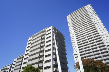 Yüksek binalar ve mavi gökyüzü - Tokyo, Japonya