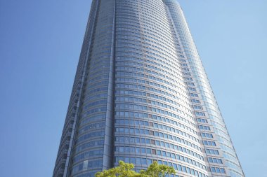 Gökdelen açık mavi gökyüzüne karşı gündüz 