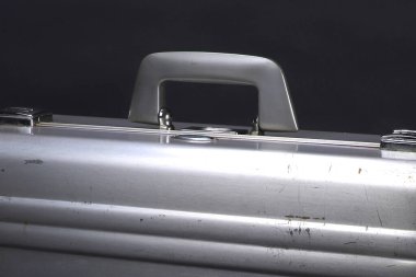 Detayları gösteren koyu arkaplan için metal çanta sapı