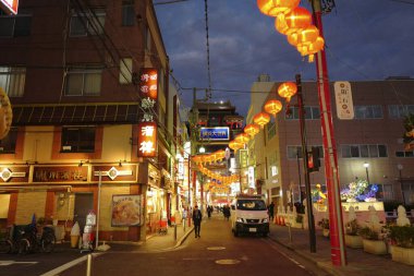 Gece Yokohama Çin Mahallesi. Japonya 'daki en büyük Çin Mahallesi