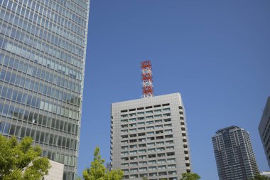 Şehirdeki modern binalar ve mavi gökyüzü 