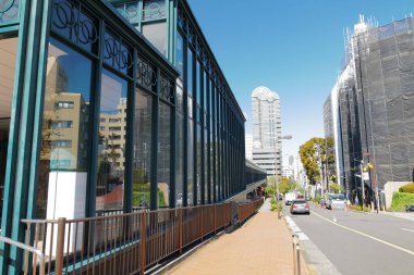 Güneşli bir günde modern şehir mimarisi. Yol ve gökdelenlerin görüntüsü