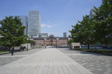 Güneşli bir günde modern Tokyo şehri manzarası, Japonya