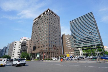 Yüksek binalar ve mavi gökyüzü - Tokyo, Japonya