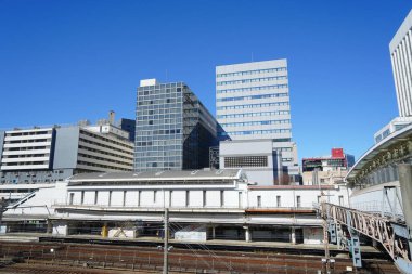 Yüksek binalar ve mavi gökyüzü - Tokyo, Japonya