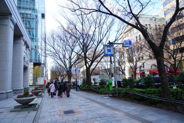 Yaya kaldırımlı kaldırım taşlı Paving, Yürüyen İnsanlar ve Modern Şehir Binaları