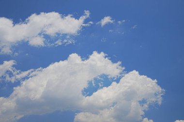 Mavi Gökyüzü ve Bulutlar 