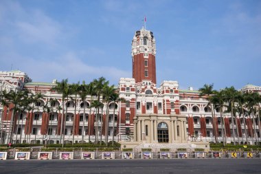 Uzun saat kulesinin bulunduğu tarihi kırmızı tuğlalı hükümet binası