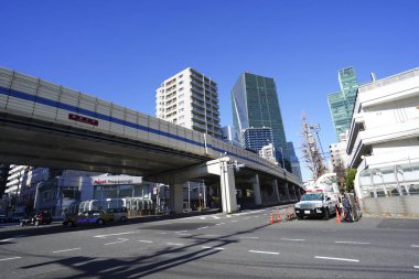 Yüksek binalar ve mavi gökyüzü - Tokyo, Japonya