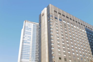 Güneşli bir günde modern şehir mimarisi