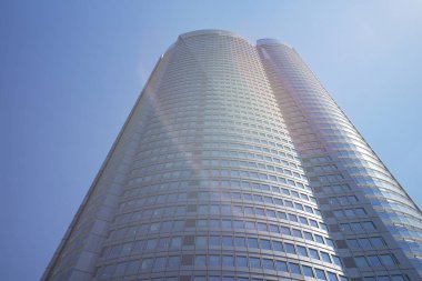 Gökdelen açık mavi gökyüzüne karşı gündüz 