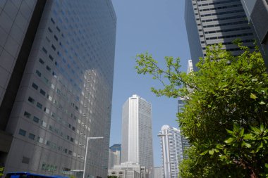 Yüksek binalar ve mavi gökyüzü - Tokyo, Japonya
