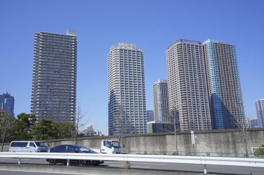 Yüksek binalar ve mavi gökyüzü - Tokyo, Japonya