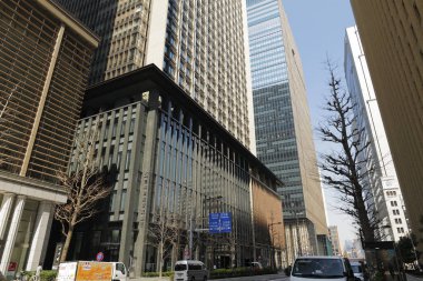 Güneşli bir günde modern şehir mimarisi