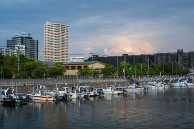 Güneşli bir günde şehir manzarası 