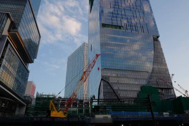 Japon şehrinin modern mimarisi, gündüz görüşü  