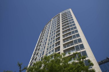 Şehrin modern binası ve mavi gökyüzü 