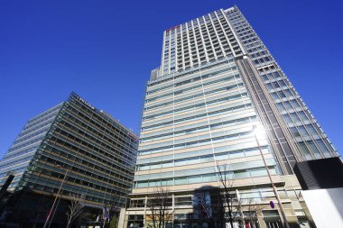 Yüksek binalar ve mavi gökyüzü - Tokyo, Japonya