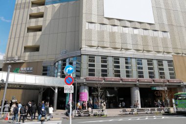 Gündüz Japon şehrinin modern mimarisi. Gün ışığında şehir manzarası  