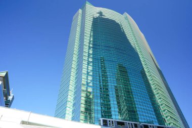 Güneşli bir günde modern şehir mimarisi. Mavi gökdelene karşı gökdelen görüntüsü