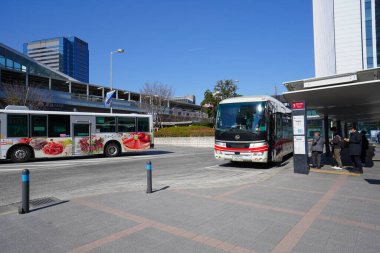 Japonya, Kanagawa, Kawasaki 'deki Musashi-Kosugi İstasyonu yakınlarındaki otobüs durağı..